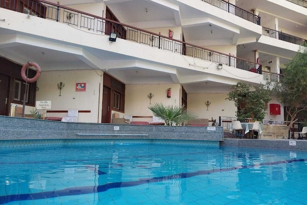 Kolam renang outdoor, dengan kursi berjemur