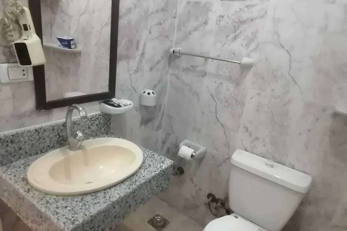 bathtub, free toiletries, hair dryer, towels