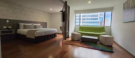 1 habitación, cubrecamas, minibar y caja de seguridad en la habitación