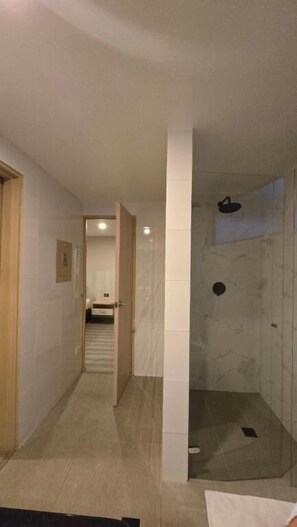 Dusj, regndusjhode, håndklær og såpe