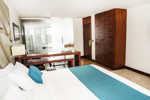 Habitación presidencial | Minibar, caja fuerte, tabla de planchar con plancha y cunas gratuitas