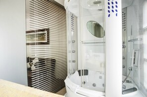 Habitación presidencial | Baño | Ducha, secador de pelo y toallas