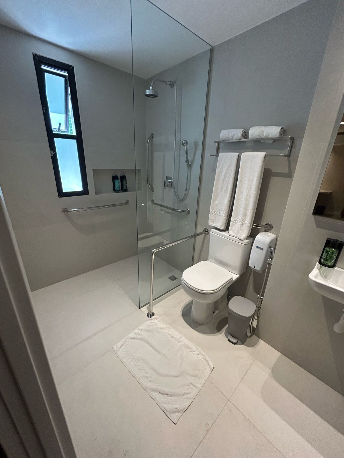 standard double room | bathroom | shower, free toiletries, hair dryer, towels