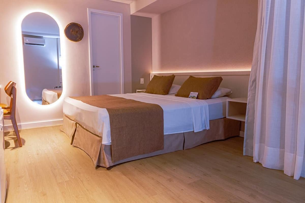 Een minibar, een bureau, gratis wifi, beddengoed