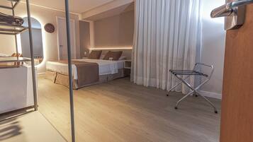 Minibar, desk, free WiFi, bed sheets