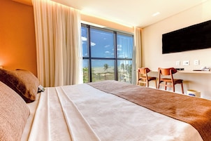 Quarto quádruplo luxo | Frigobar, escrivaninha, Wi-Fi de cortesia, roupa de cama