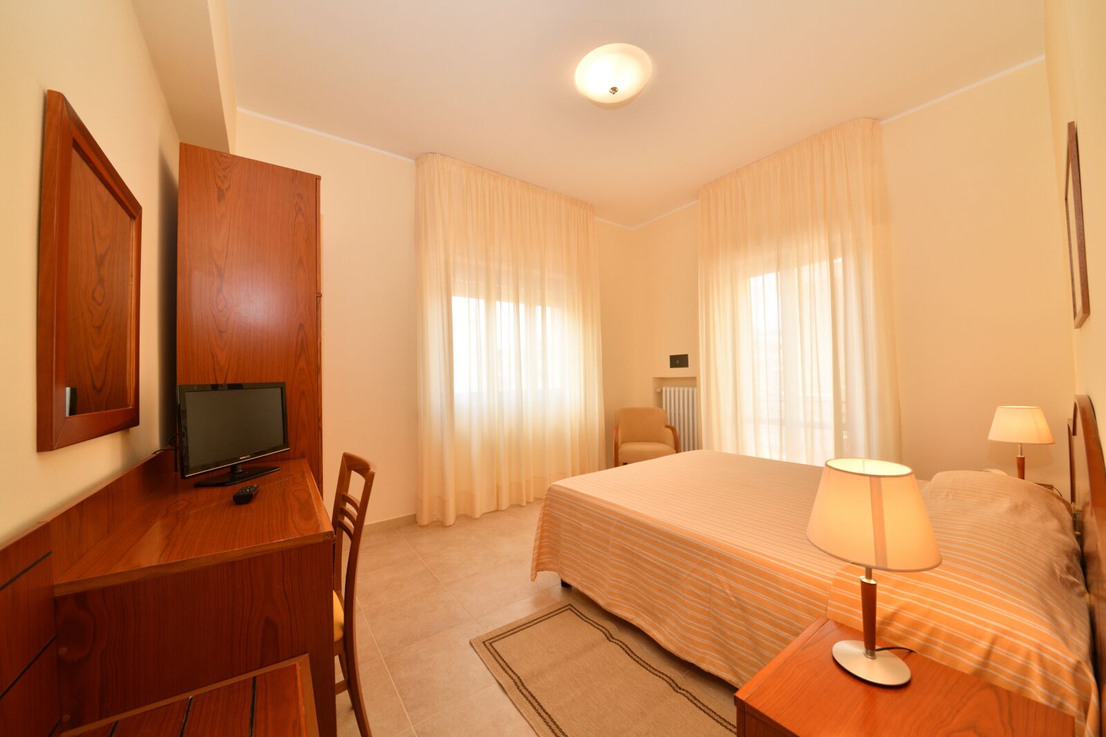single room | 1 bedroom, minibar, in-room safe, desk