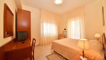 Eenpersoonskamer | Een minibar, een kluis op de kamer, een bureau, gratis wifi