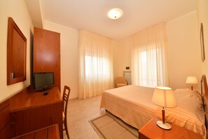 Quarto solteiro | Frigobar, cofres nos quartos, escrivaninha, Wi-Fi de cortesia