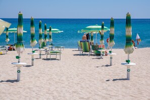 Beach nearby, white sand, sun loungers, beach umbrellas - Il Nocchiero City Hotel (Soverato)