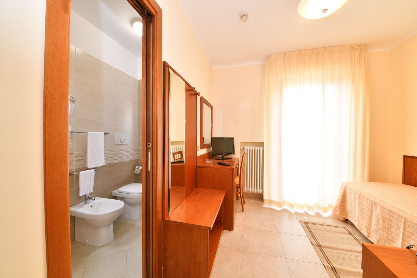 single room | 1 bedroom, minibar, in-room safe, desk
