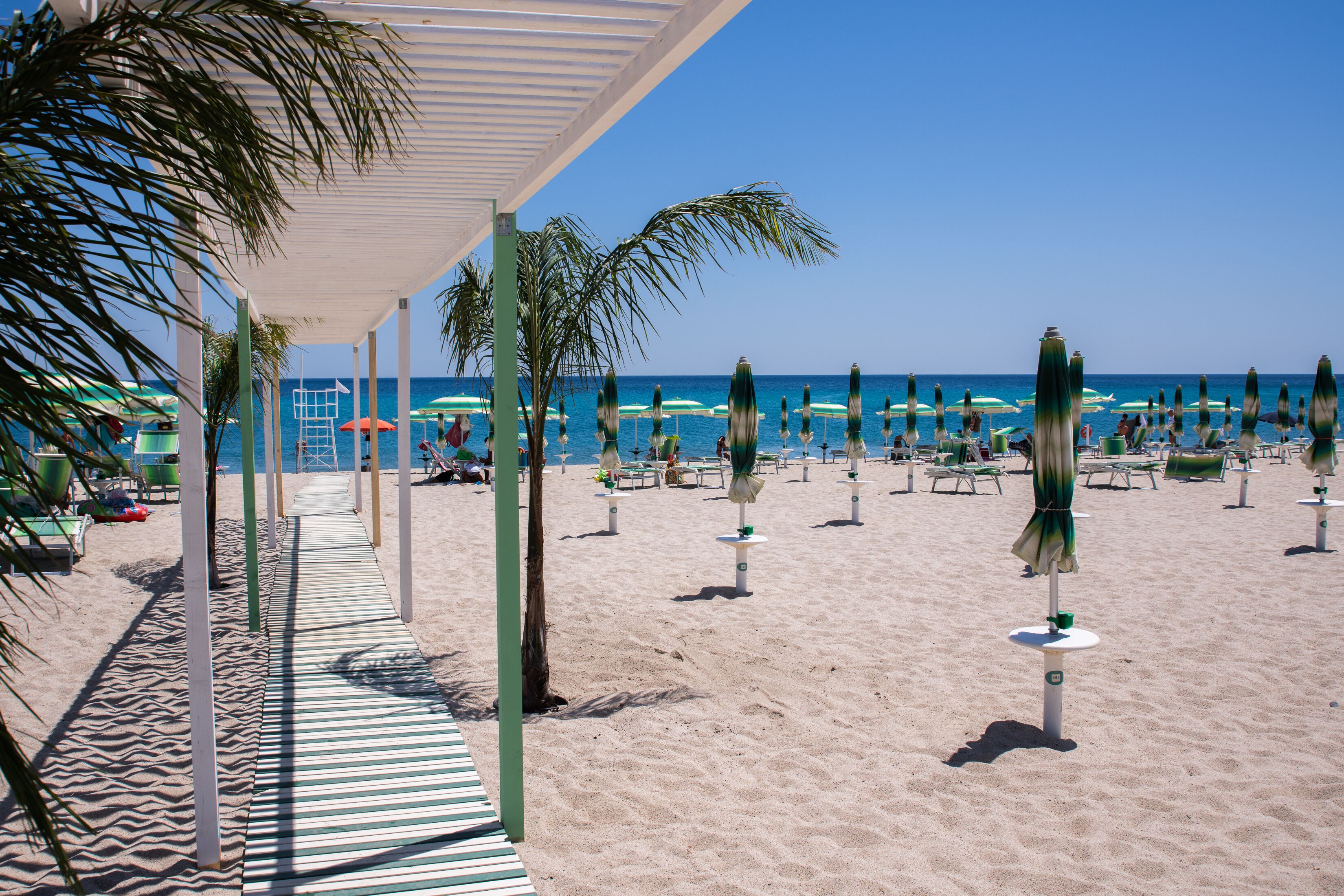 beach nearby, white sand, sun-loungers, beach umbrellas