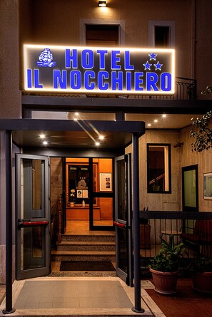 Fachada da propriedade à noite