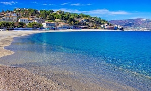 Beach nearby, white sand, sun loungers, beach umbrellas - Il Nocchiero City Hotel (Soverato)