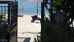 Una spiaggia con ombrelloni, una piscina e vista sul mare.