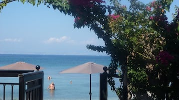 Trên bãi biển, cát trắng, xe đưa đón đến bãi biển miễn phí