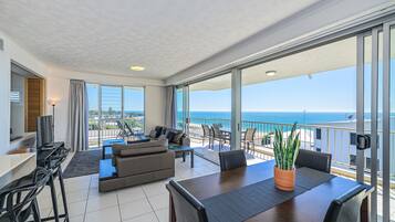 薄型テレビ、DVD プレーヤー