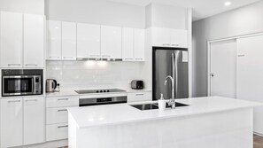 Maison, 4 chambres | Cuisine privée | Grand réfrigérateur, micro-ondes, four, plaque de cuisson