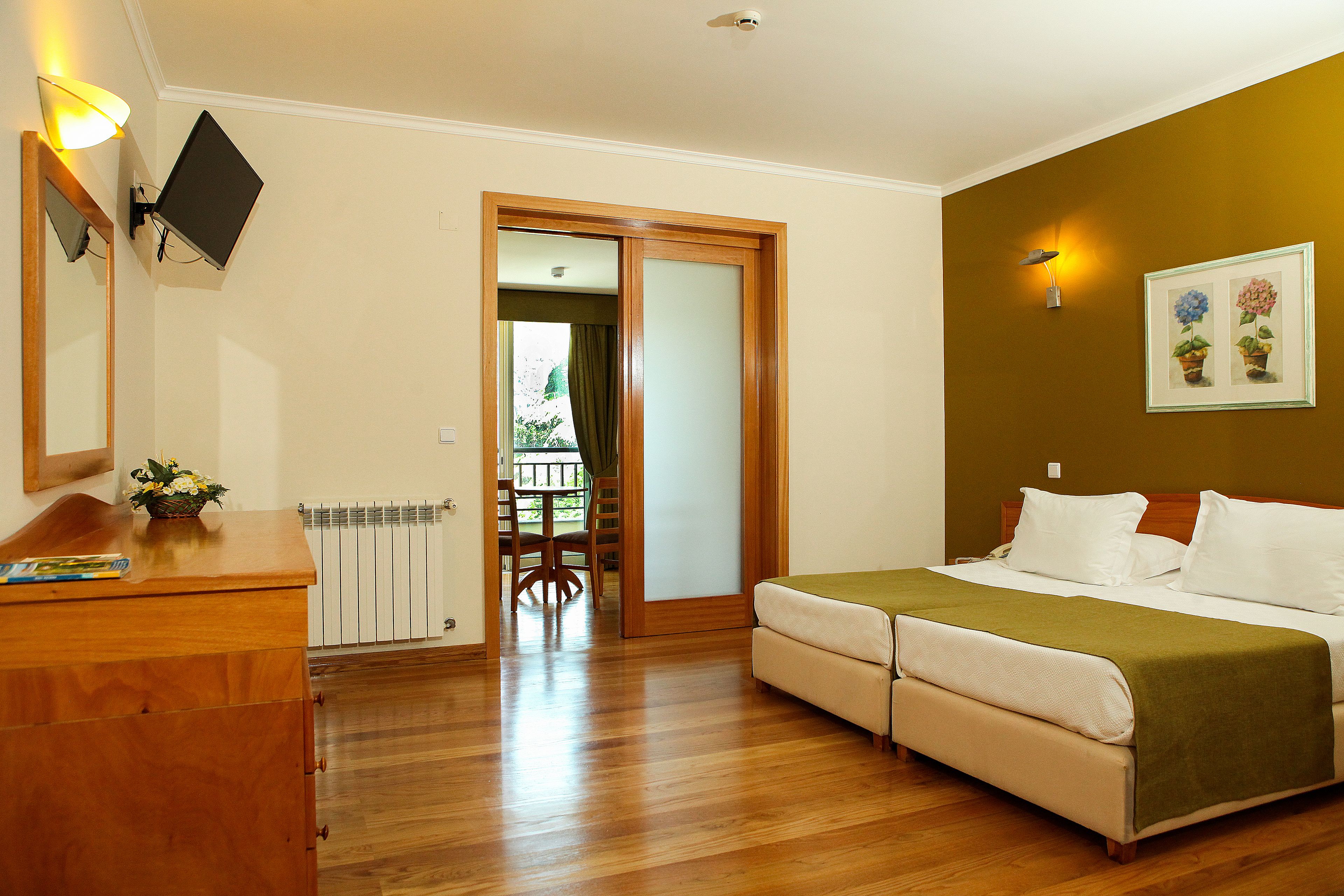 family room | minibar, in-room safe, desk, soundproofing