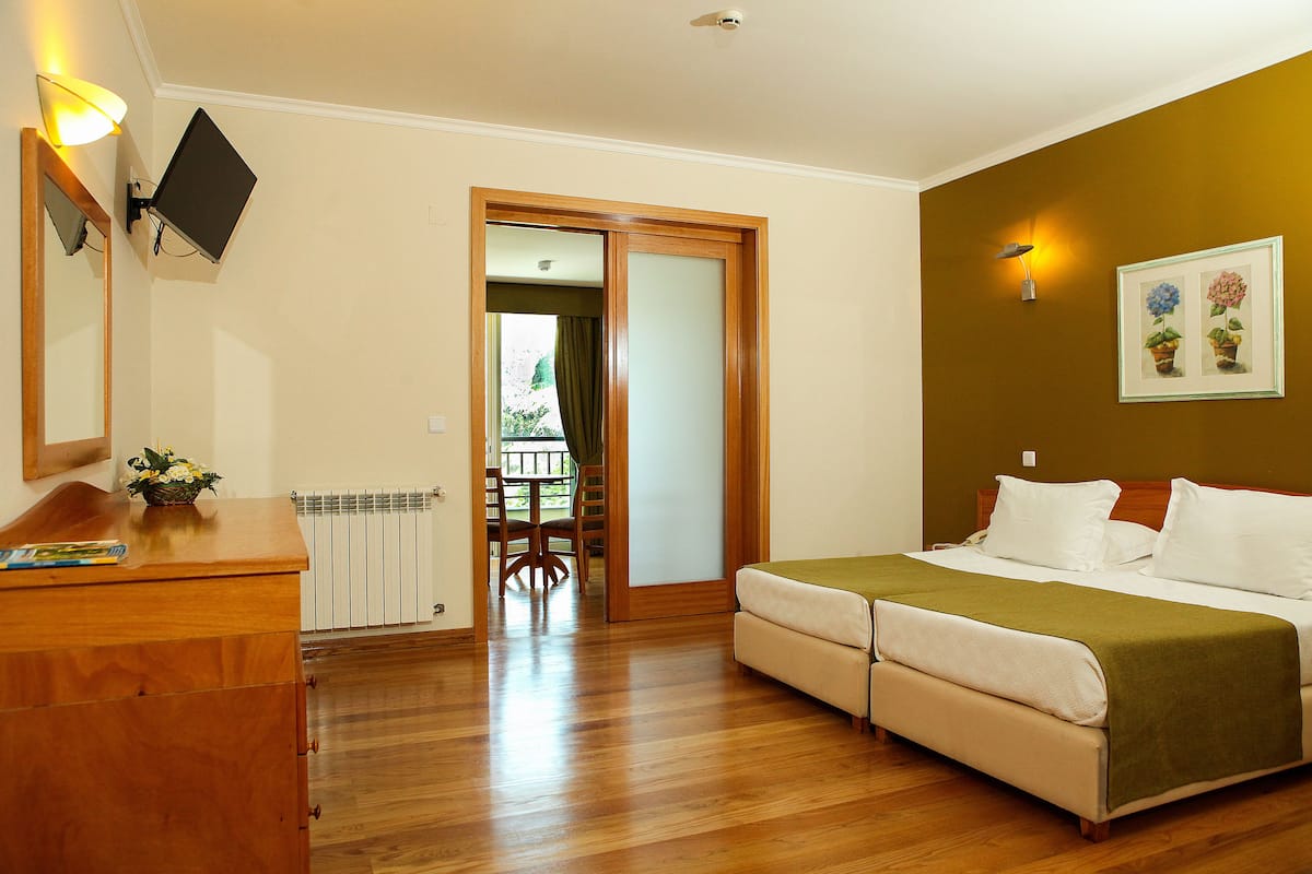 family room | minibar, in-room safe, desk, soundproofing