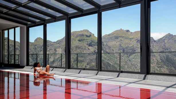 A pool with a view of mountains. - Eira do Serrado Hotel & SPA (Camara de Lobos)
