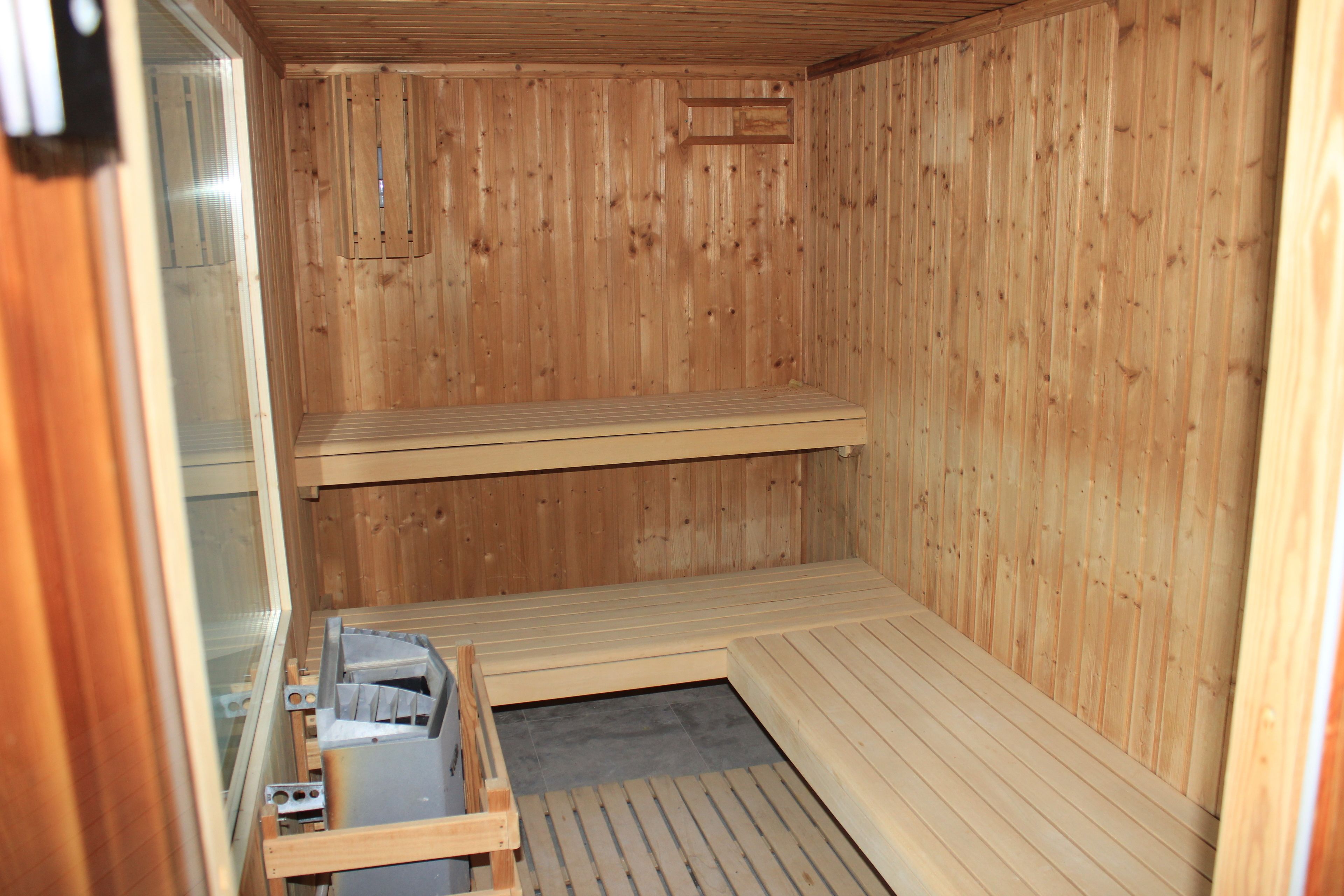Una sauna con paredes y bancos de madera.