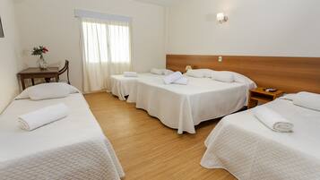 Kamar Quadruple Standar | Busa memori, minibar, brankas, dan didekorasi berbeda-beda