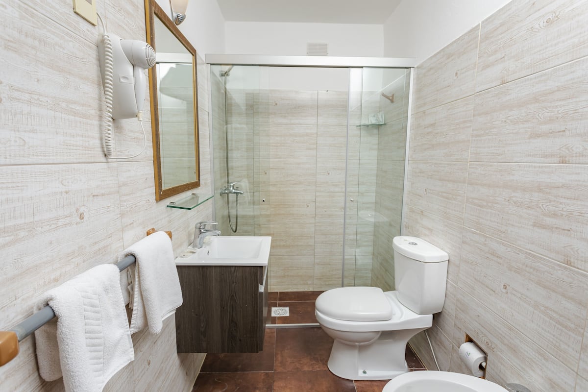 standard quadruple room | bathroom | shower, rainfall showerhead, free toiletries, hair dryer