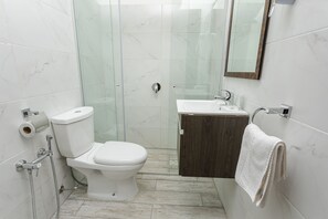 Habitación estándar doble | Baño | Ducha y cabezal de ducha tipo lluvia