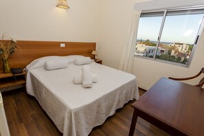 Standard-Doppelzimmer | Betten mit Memory-Foam-Matratzen, Minibar, Zimmersafe