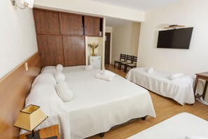 Habitación cuádruple estándar | Camas con efecto memoria, minibar y caja de seguridad en la habitación