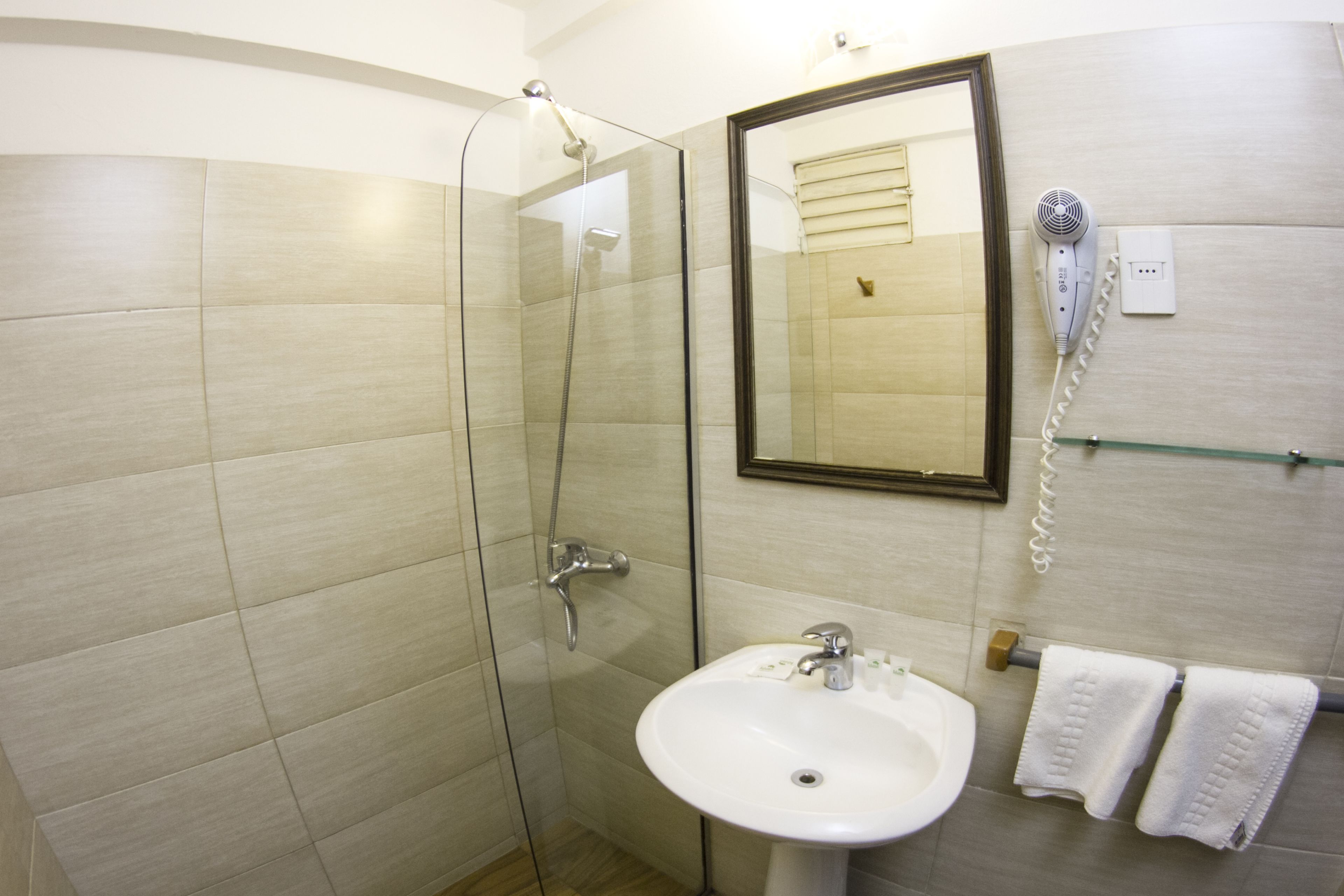 standard triple room | bathroom | shower, rainfall showerhead, free toiletries, hair dryer