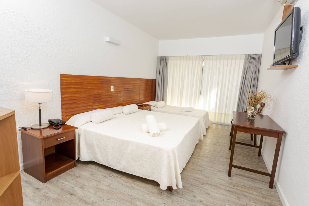 Habitación triple estándar | Colchones viscoelásticos, minibar, caja fuerte y escritorio