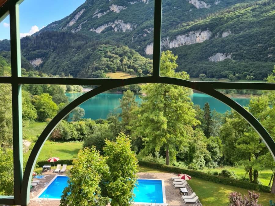 Kolam renang outdoor musiman, dengan payung kolam renang