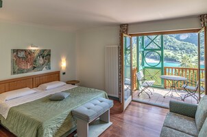 开间, 简易厨房, 湖景 | 办公桌、遮光窗帘、免费 WiFi、床单