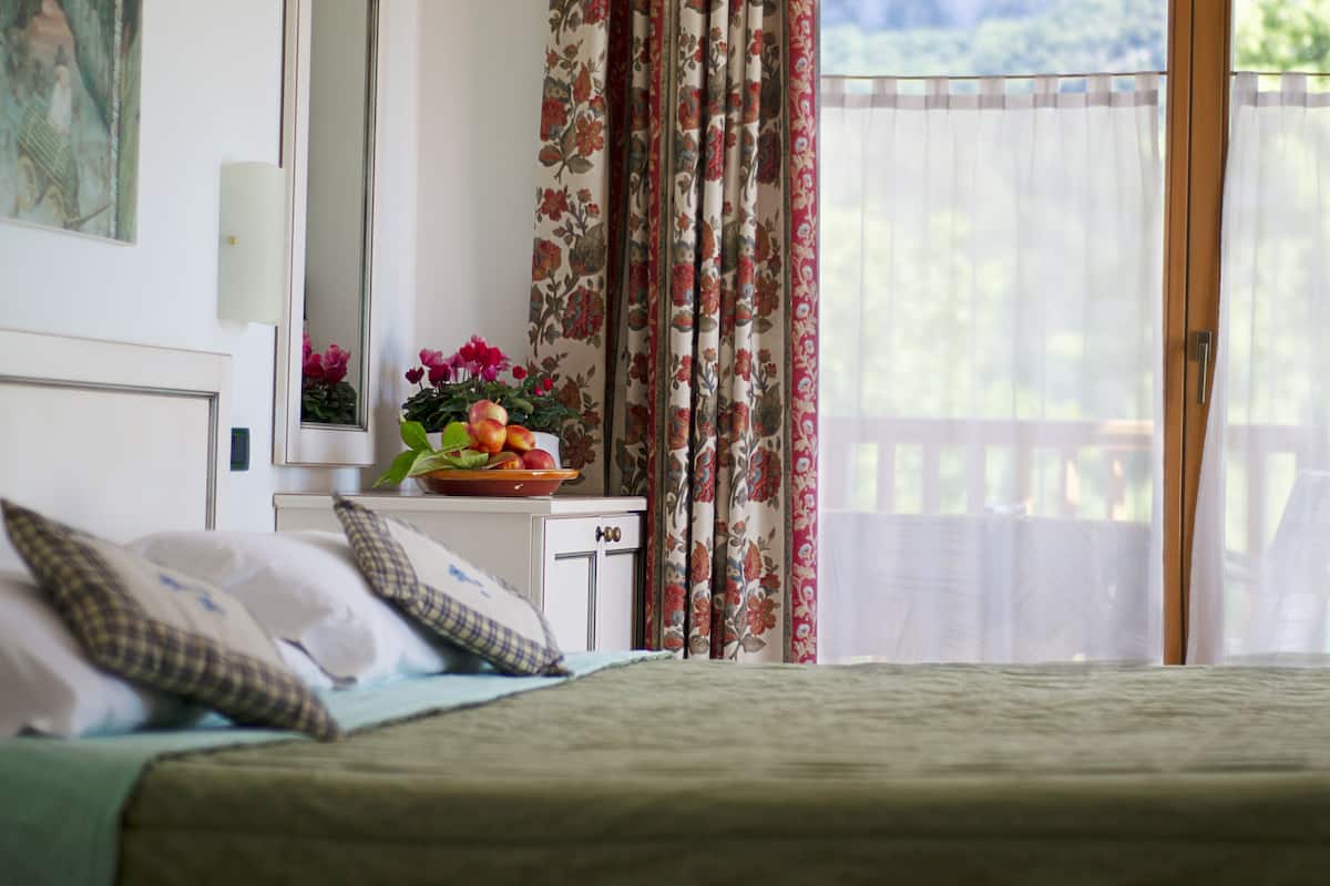 1 bedroom, desk, blackout curtains, free WiFi