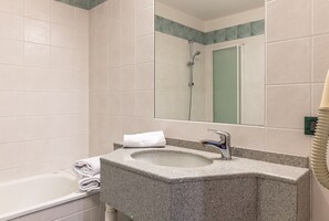 Classic-studio, keittiö, järvinäköala | Kylpyhuone | Suihku, sadesuihkupää, ilmaiset hygieniatuotteet, hiustenkuivaaja