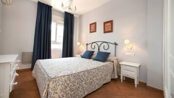 Appartement, 1 slaapkamer (2 adults + 2 children) | 1 slaapkamer, verduisterende gordijnen, een strijkplank/strijkijzer