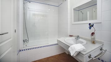 Apartment, 1 Bedroom (2 adults + 2 children) | Bathroom | Bidet, towels