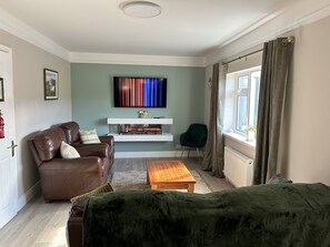 Classic Apartment, 2 Bedrooms, Non Smoking, Mountain View | Living area | Flat-screen TV, fireplace, Netflix, streaming services - Buttermilk Lodge (Clifden)