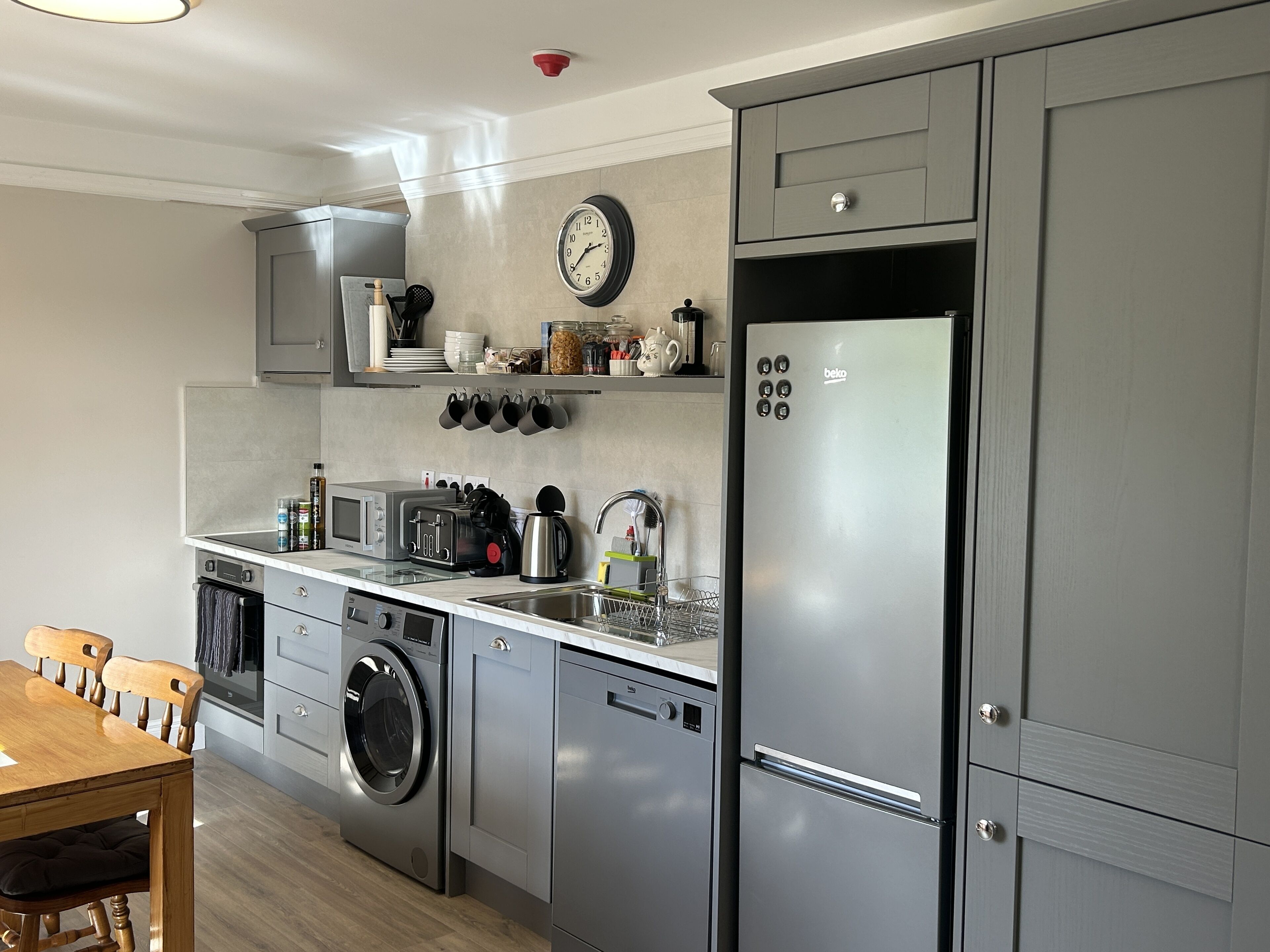 Classic Apartment, 2 Bedrooms, Non Smoking, Mountain View | Private kitchen | Full-size fridge, microwave, oven, stovetop