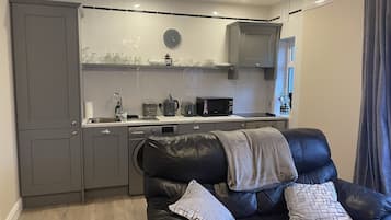 Classic-Apartment, 1 Schlafzimmer, Nichtraucher, Erdgeschoss | Wohnbereich | Flachbildfernseher, Kamin, Netflix, Streaming-Dienste