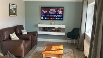 Departamento clásico, 2 habitaciones, para no fumadores, vista a la montaña | Área de sala de estar | Televisión de pantalla plana, chimenea y Netflix