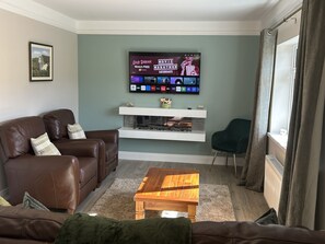 Departamento clásico, 2 habitaciones, para no fumadores, vista a la montaña | Área de sala de estar | Televisión de pantalla plana, chimenea y Netflix 
