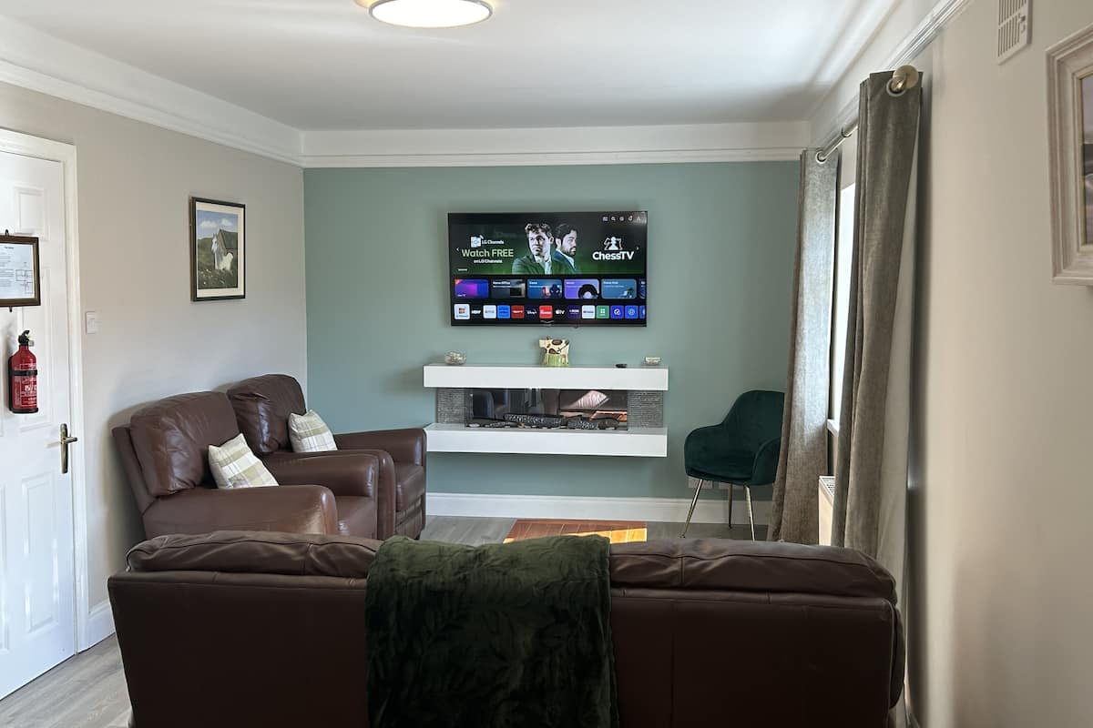 Classic Apartment, 2 Bedrooms, Non Smoking, Mountain View | Living area | Flat-screen TV, fireplace, Netflix, streaming services