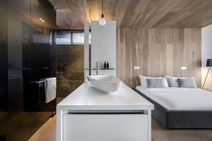 Classic Room | Bathroom | Rainfall showerhead, free toiletries, hair dryer, bathrobes - POD Camps Bay (Cape Town)