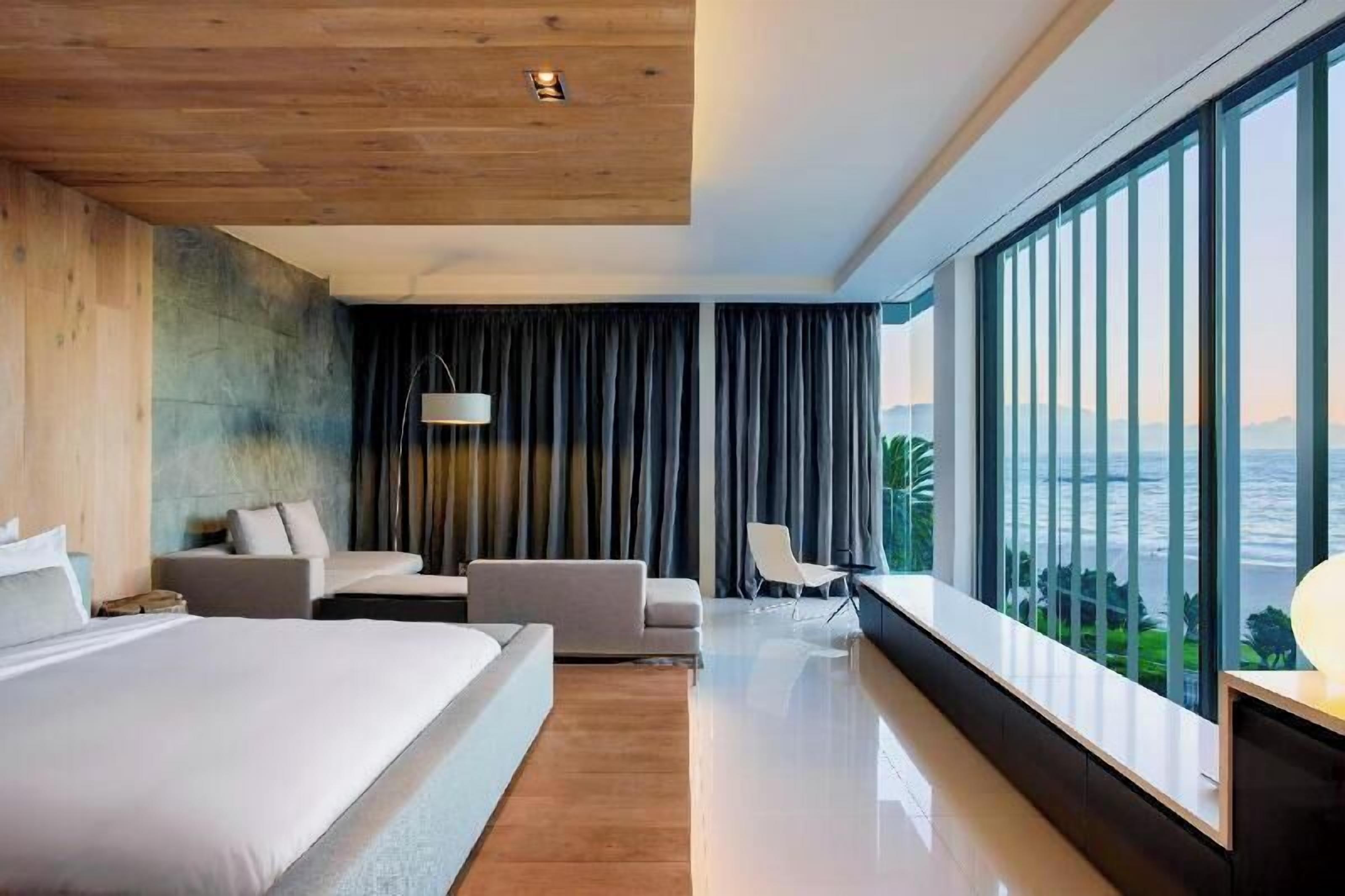 Premium bedding, Select Comfort beds, free minibar, in-room safe