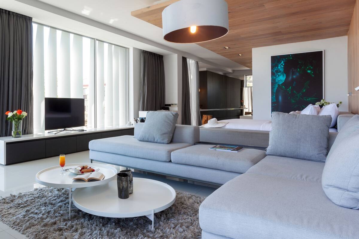 Deluxe Suite | Premium bedding, Select Comfort beds, minibar (free items), in-room safe
