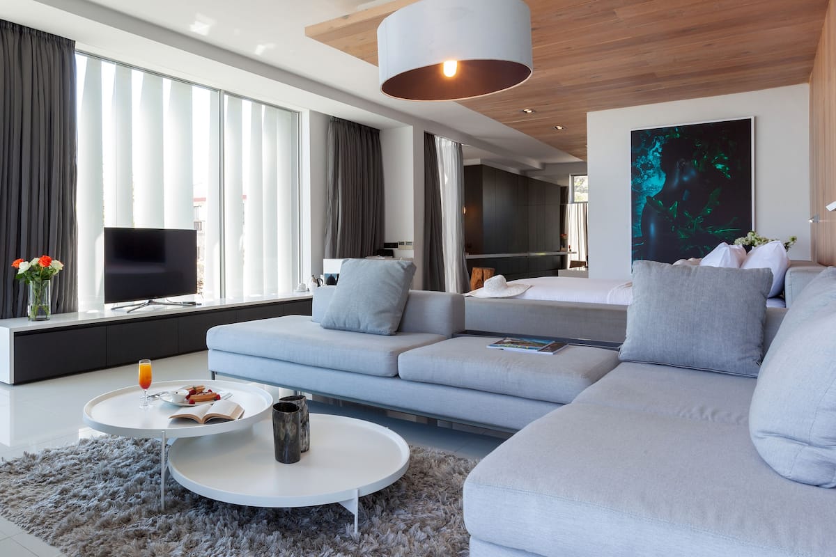 Deluxe Suite | Premium bedding, Select Comfort beds, free minibar, in-room safe