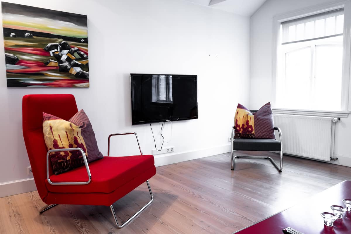 Penthouse, 2 Schlafzimmer | Wohnbereich | 42-Zoll-Flachbildfernseher mit Satellitenempfang, Fernseher